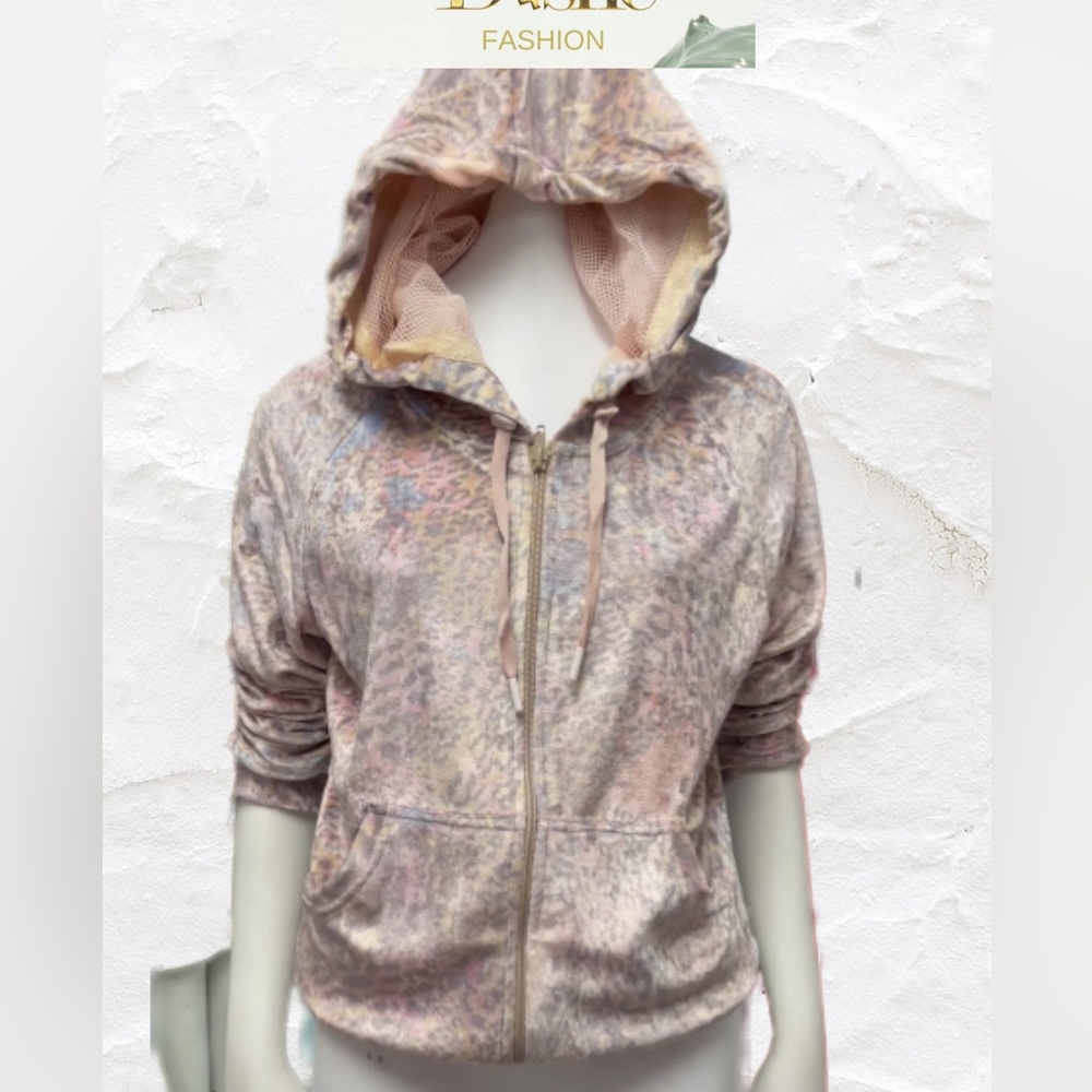 Dishe set in pink velvet animal print consists of a matching jacket and pants